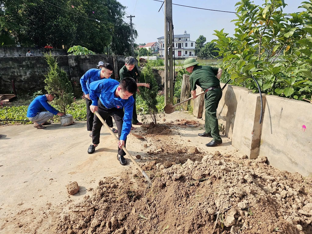Thôn Tranh Ngoài trồng cây xanh, tạo cảnh quan nhà văn hóa.