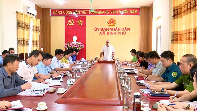 ĐỒNG CHÍ NGUYỄN HỒNG PHONG BÍ THƯ ĐẢNG UỶ XÃ BÌNH PHÚ CHỦ TRÌ CUỘC HỌP TIỂU BAN VĂN KIỆN ĐẠI HỘI ĐẢNG BỘ XÃ KHOÁ I