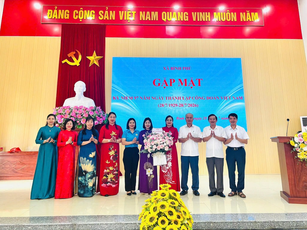 Lãnh đạo xã Bình Phú chúc mừng Công đoàn nhân kỷ niệm 97 năm Ngày thành lập Công đoàn Việt Nam
