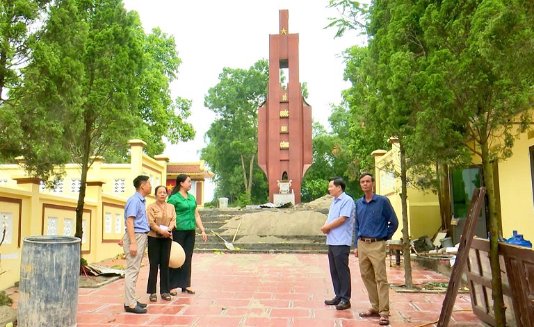 Lãnh đạo xã Bình Phú kiểm tra tiến độ cải tạo, nâng cấp Nghĩa trang Liệt sĩ xã Vĩnh Phú cũ.