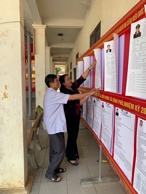 Ban Bầu cử số 1 xã Bình Phú kiểm tra công tác chuẩn bị bầu cử tại tổ bầu cử.