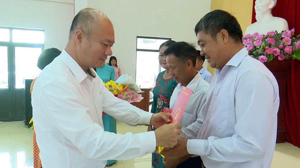 Xã Bình Phú tổ chức hội nghị công bố Nghị quyết HĐND xã về sắp xếp, thành lập thôn; các Quyết định thành lập chi bộ và chỉ định nhân sự các thôn sau sắp xếp, sáp nhập.