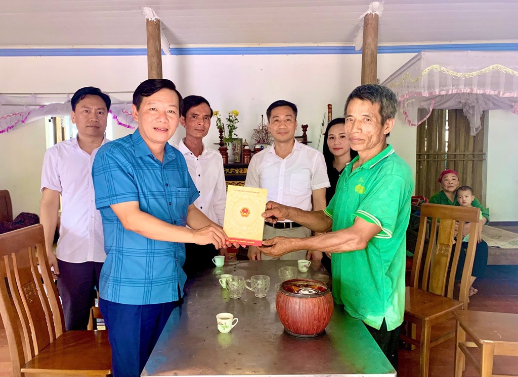 Xã Bình Phú thăm hỏi, hỗ trợ gia đình bị thiệt hại do mưa giông