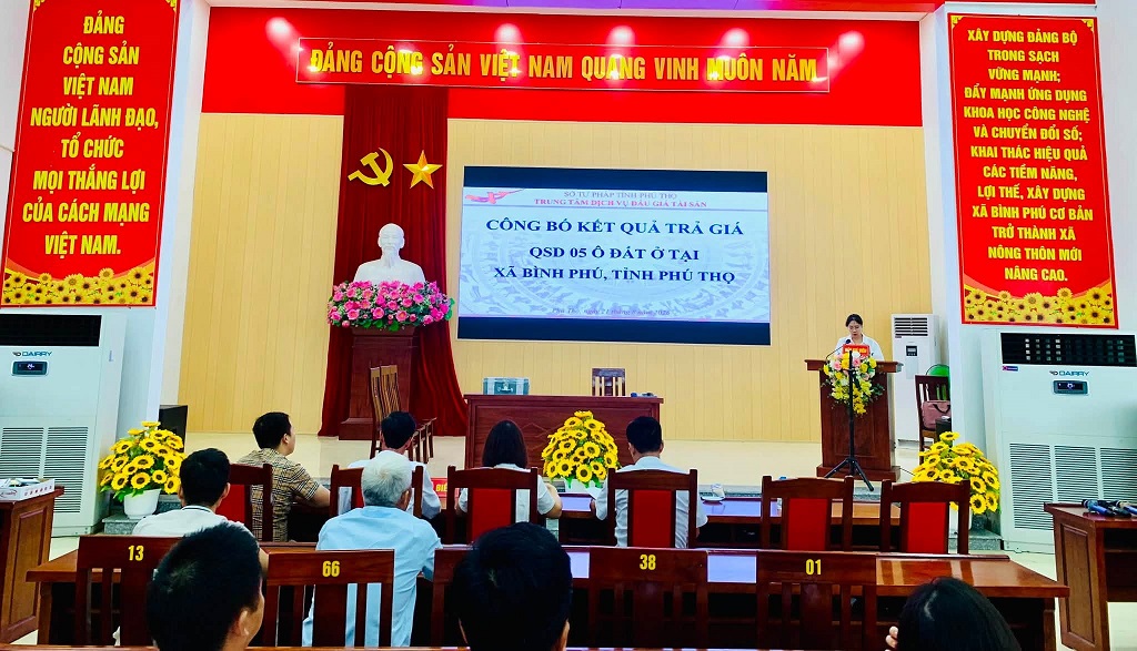 UBND xã Bình Phú phối hợp tổ chức đấu giá quyền sử dụng đất ở tại địa phương.