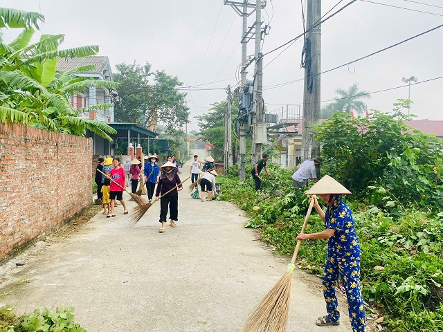 UB MTTQ VÀ CÁC ĐOÀN THỂ XÃ BÌNH PHÚ RA QUÂN VỆ SINH ĐƯỜNG LÀNG NGÕ XÓM CHÀO MỪNG ĐẠI HỘI MTTQ VÀ CÁC TỔ CHỨC CHÍNH TRỊ - XÃ HỘI XÃ NHIỆM KỲ 2025 – 2030.