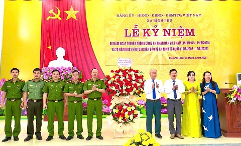 Xã Bình Phú long trọng tổ chức lễ kỷ niệm 80 năm Ngày truyền thống CAND và 20 năm Ngày hội toàn dân bảo vệ ANTQ.
