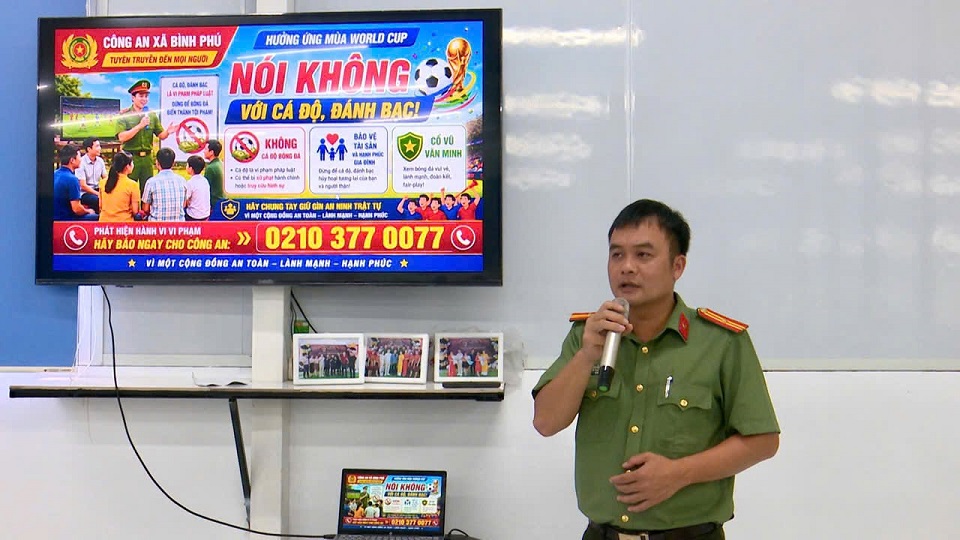 Công an xã Bình Phú đẩy mạnh tuyên truyền phòng ngừa tội phạm và tệ nạn xã hội.
