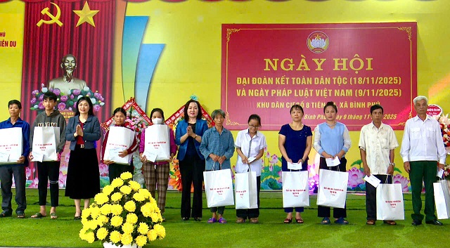 Phó Chủ tịch HĐND tỉnh Phú Thọ Nguyễn Thị Cẩm Phương dự Ngày hội Đại đoàn kết Khu 8 Tiên Du, xã Bình Phú.  