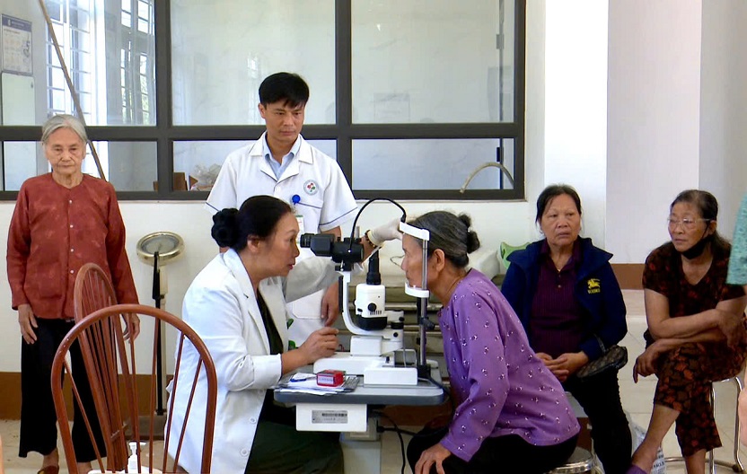 Xã Bình Phú tổ chức khám bệnh, chữa bệnh nhân đạo chuyên khoa mắt miễn phí cho Nhân dân.
