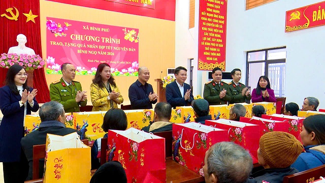 Đồng chí Thiếu tướng Nguyễn Minh Tuấn - Giám đốc Công an tỉnh thăm, tặng quà và chúc Tết các hộ nghèo, cận nghèo xã Bình Phú.
