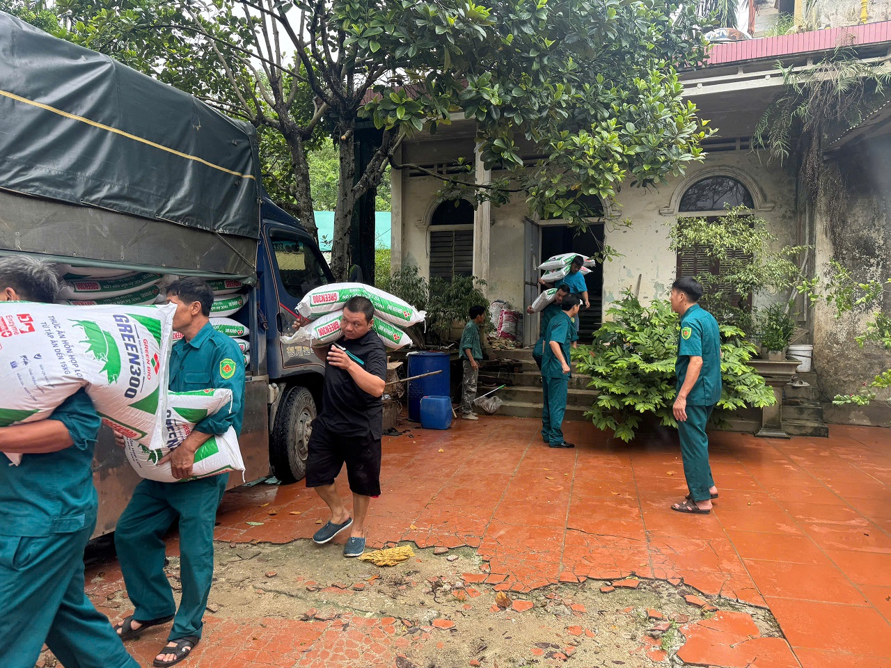 Cán bộ, chiến sĩ Ban Chỉ huy Quân sự xã Bình Phú tích cực hỗ trợ Nhân dân di dời tài sản, phòng chống lụt bão