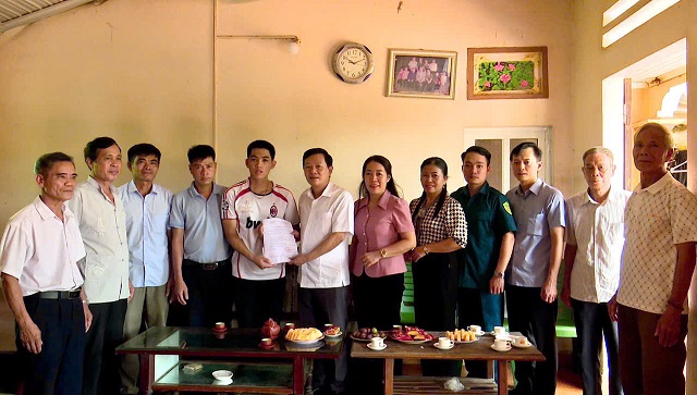 Trao Quyết định và tặng quà 2 học sinh  trúng tuyển vào trường quân đội năm 2025 trên bàn xã Bình Phú. 