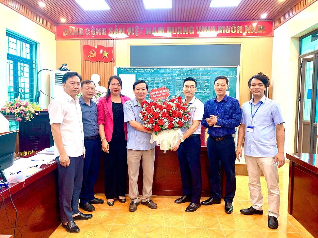 Lãnh đạo xã Bình Phú thăm, động viên Hội đồng thi tốt nghiệp THPT năm 2026.