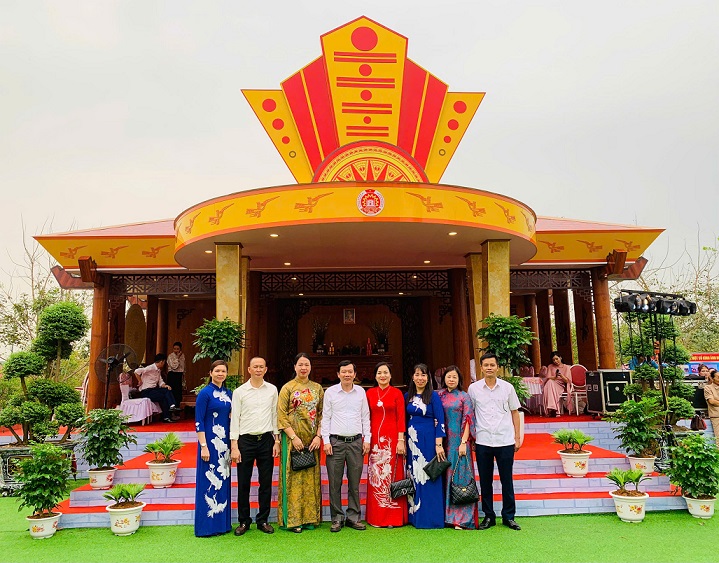 Lãnh đạo xã Bình Phú tham quan Hội trại Văn hóa tại Đền Hùng.