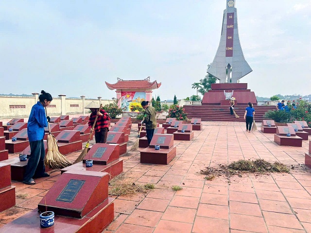 UỶ BAN MTTQ XÃ BÌNH PHÚ CHỈ ĐẠO HỘI NÔNG DÂN, HỘI PHỤ NỮ, HỘI CỰU CHIẾN BINH, ĐOÀN THANH NIÊN XÃ PHỐI HỢP VỚI TIỂU ĐOÀN 19 THAM GIA VỆ SINH NGHĨA TRANG LIỆT SỸ