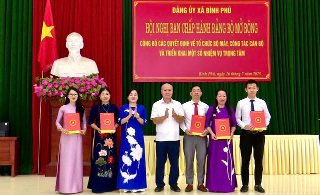 ĐẢNG UỶ XÃ BÌNH PHÚ TỔ CHỨC HỘI NGHỊ BAN CHẤP HÀNH MỞ RỘNG CÔNG BỐ CÁC QUYẾT ĐỊNH VỀ TỔ CHỨC BỘ MÁY, CÔNG TÁC CÁN BỘ VÀ TRIỂN KHAI MỘT SỐ NHIỆM VỤ TRỌNG TÂM
