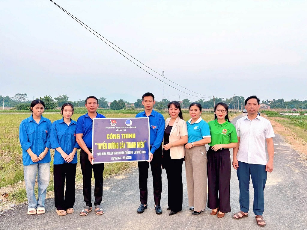 ĐOÀN TNCS HỒ CHÍ MINH - HỘI LHTN VIỆT NAM XÃ BÌNH PHÚ GẮN BIỂN CÔNG TRÌNH “TUYẾN ĐƯỜNG CÂY THANH NIÊN” TẠI THÔN 3.