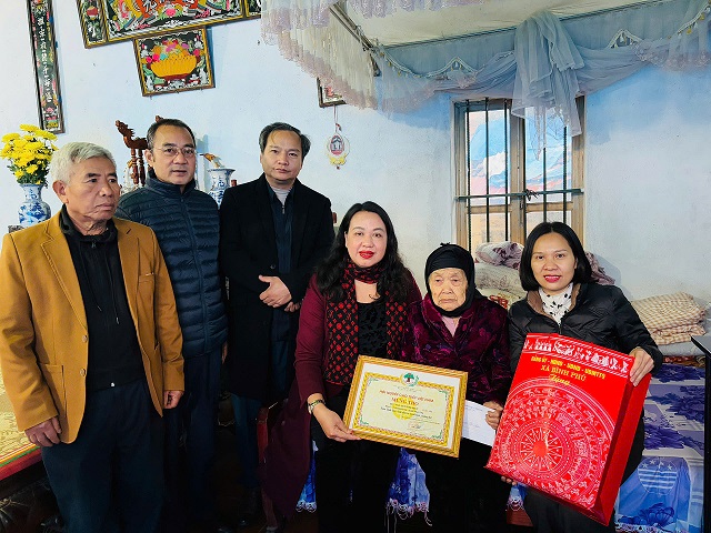 Đảng uỷ, HĐND, UBND xã Bình Phú tổ chức Thăm và tặng quà các đối tượng nhân dịp Tết Nguyên đán Bính Ngọ 2026