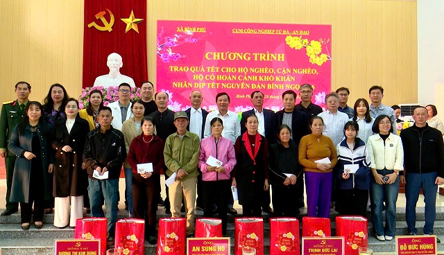  	Chương trình trao quà tết của Cụm công nghiệp Tử Đà - An Đạo tại xã Bình Phú. 