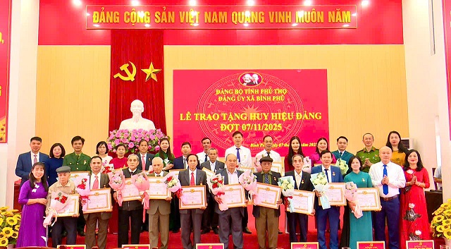 Bình Phú: 23 đảng viên được tặng Huy hiệu Đảng đợt 7/11