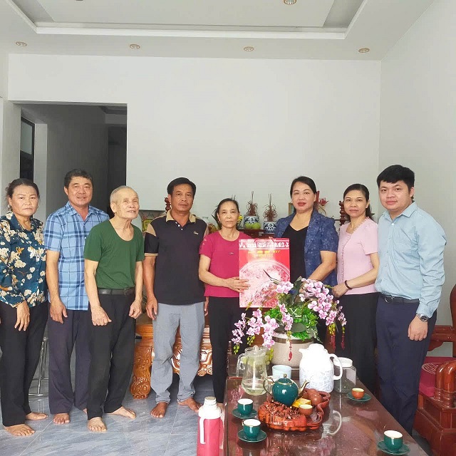 Lãnh đạo xã Bình Phú tổ chức đoàn thăm hỏi, tặng quà cho các gia đình chính sách trên địa bàn.