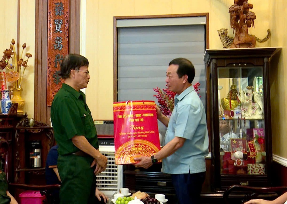 Đồng chí Bùi Văn Quang - Phó Bí thư Thường trực Tỉnh ủy thăm, tặng quà người có công với cách mạng và làm việc tại xã Bình Phú.