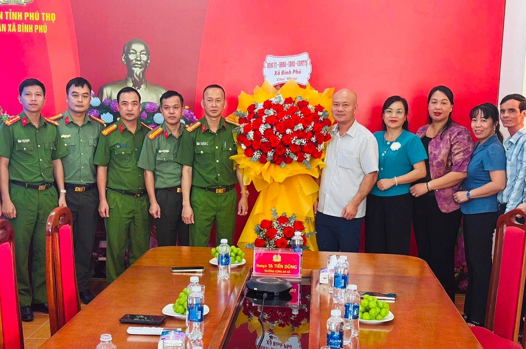 Lãnh đạo xã Bình Phú tặng hoa chúc mừng 81 năm Ngày truyền thống Công an nhân dân 19/8/1945-19/8/2026.