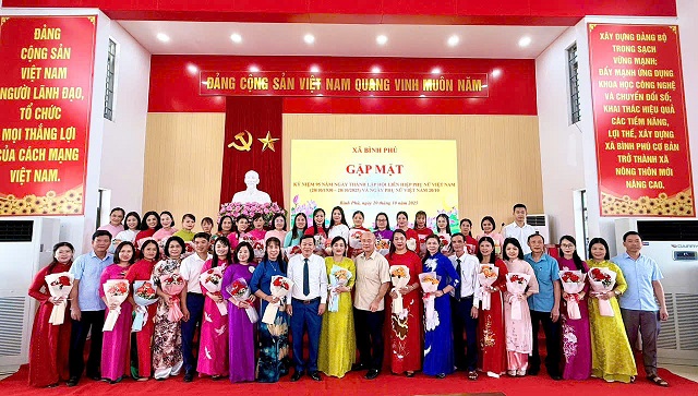 Gặp mặt cán bộ nữ nhân kỷ niệm 95 ngày thành lập Hội LHPN Việt Nam.