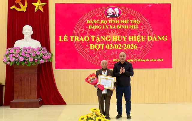 Bình Phú: Trao Huy hiệu Đảng cho các đảng viên nhân dịp kỷ niệm Ngày thành lập Đảng 3/2