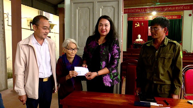 Xã Bình Phú tổ chức chi tiền quà tặng theo Nghị quyết số 418/NQ-CP của Chính phủ.