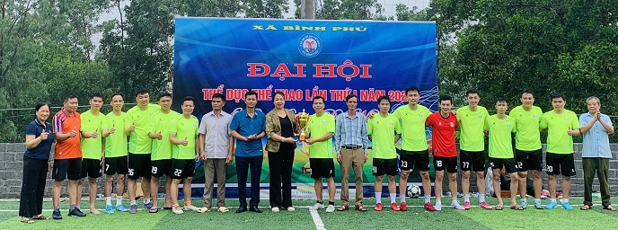 TRAO CÚP VÔ ĐỊCH BÓNG ĐÁ NAM TRONG KHUÔN KHỔ ĐẠI HỘI THỂ DỤC THỂ THAO XÃ BÌNH PHÚ.