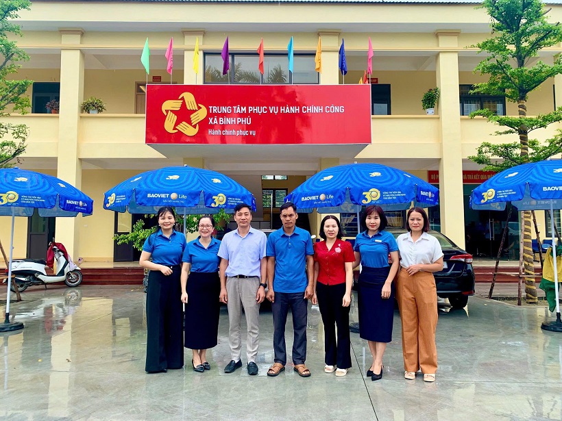 Công ty Bảo Việt Nhân Thọ trao tặng ô cho UBND xã Bình Phú.
