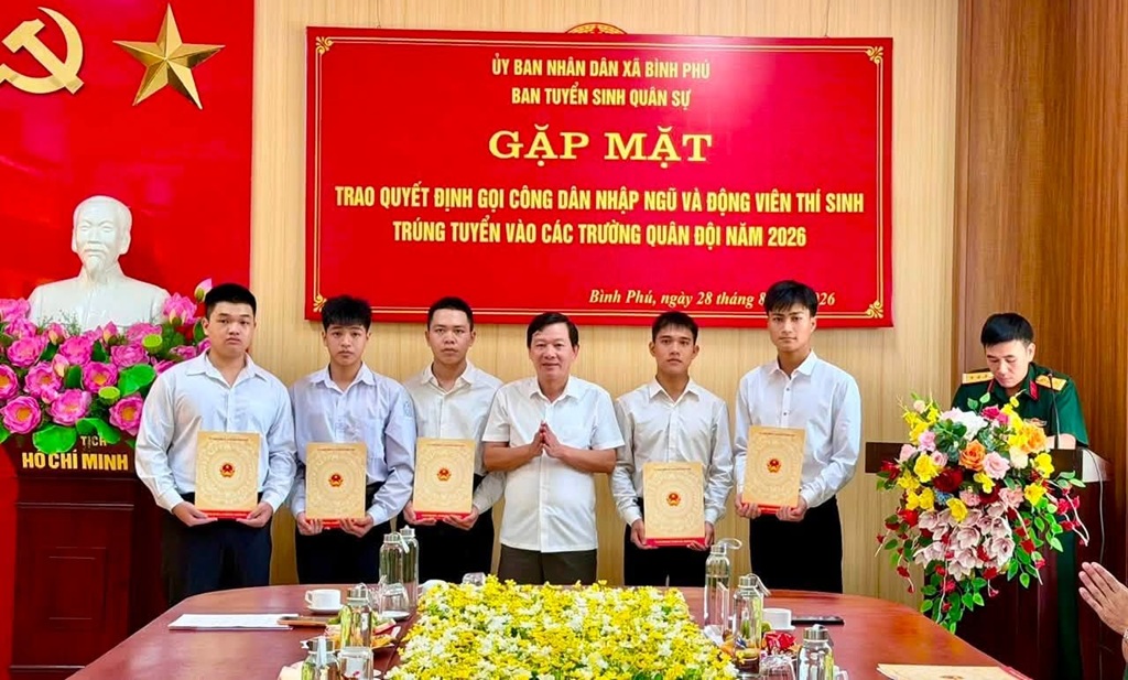 Bình Phú gặp mặt, trao quyết định gọi nhập ngũ và động viên học sinh trúng tuyển vào các trường Quân đội năm 2026.