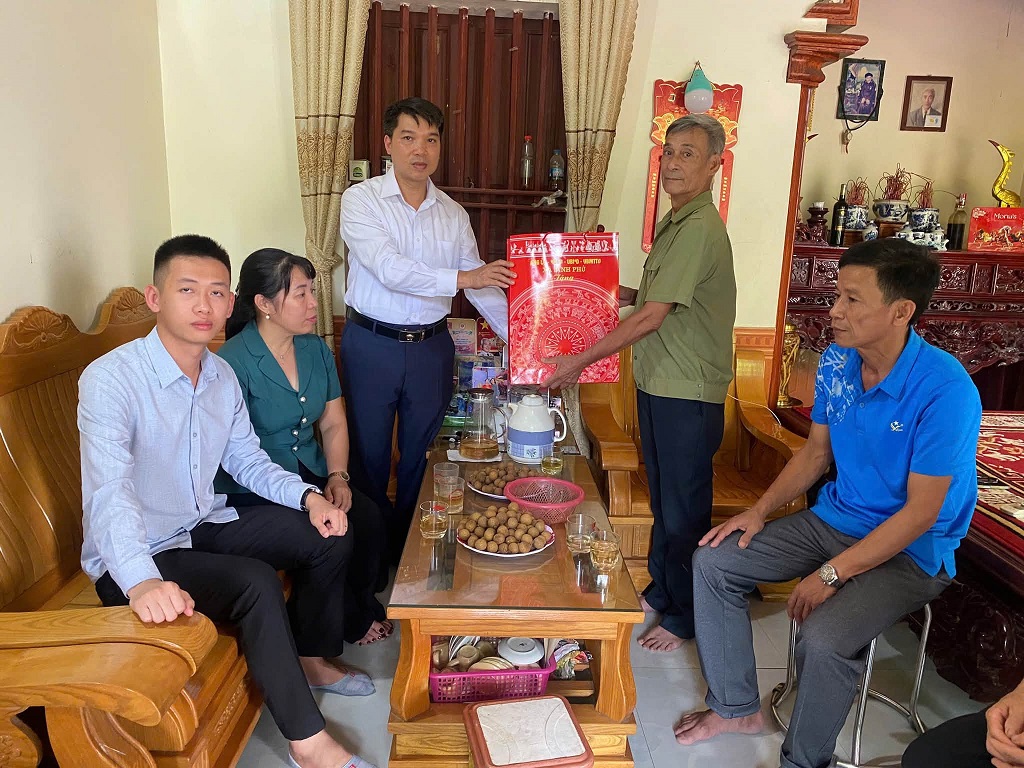 Đoàn lãnh đạo xã Bình Phú thăm, tặng quà người có công nhân dịp kỷ niệm 79 năm Ngày Thương binh - Liệt sĩ (27/7/1947 - 27/7/2026).