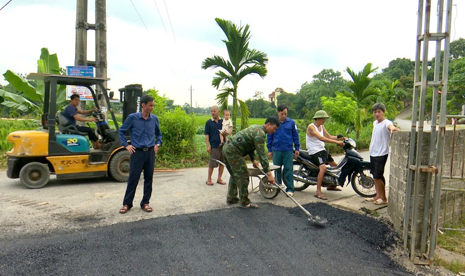 Đồng chí Phó Chủ tịch UBND xã kiểm tra tiến độ thi công Dự án cải tạo, nâng cấp đường giao thông nông thôn xã An Đạo