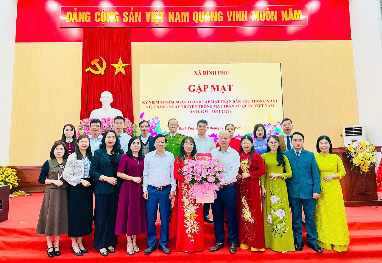 Bình Phú: Lãnh đạo xã chúc mừng UBMTTQ nhân 95 năm ngày truyền thống.