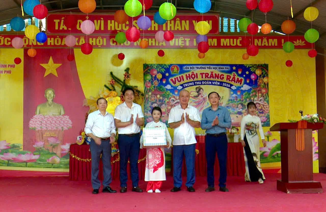 Đồng chí Bí thư Đảng ủy Nguyễn Hồng Phong thăm, tặng quà Tết Trung thu tại Trường Tiểu học Bình Phú