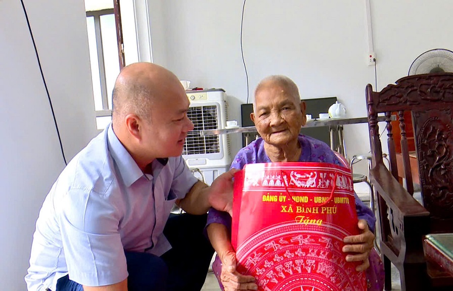 Lãnh đạo xã Bình Phú thăm, tặng quà Mẹ Việt Nam Anh hùng