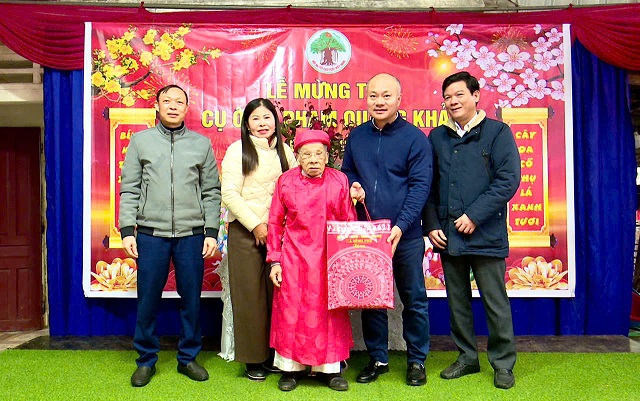 Đồng chí Bí thư Đảng uỷ xã Bình Phú: Thăm, tặng quà các đối tượng nhân dịp Tết Nguyên đán Bính Ngọ 2026