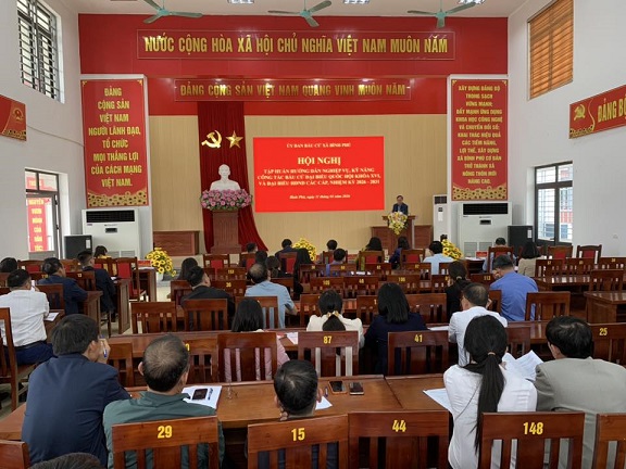 Xã Bình Phú tập huấn nghiệp vụ công tác bầu cử cho các tổ bầu cử.