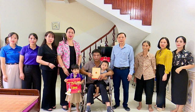 Bình Phú: Tặng quà cho trẻ em có hoàn cảnh khó khăn nhân dịp Tết Trung thu