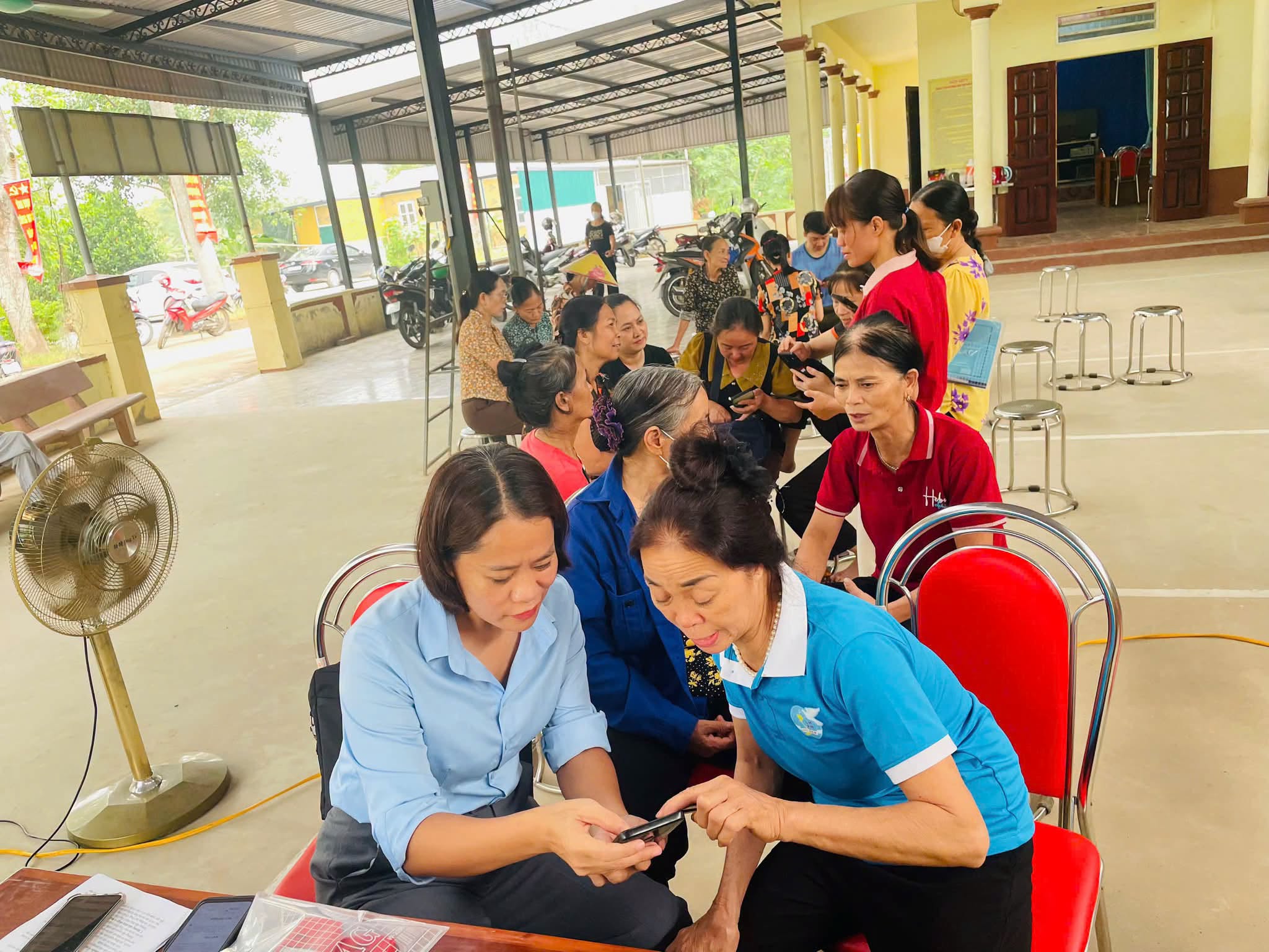 Xã Bình Phú tổ chức hội nghị tập huấn hướng dẫn người dân thực hiện nộp hồ sơ trực tuyến, các thủ tục hành chính ngay tại địa bàn thôn.