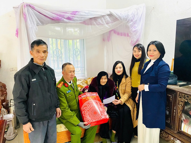 Đồng chí Dương Thị Kim Dung – Phó Bí thư Thường trực Đảng uỷ xã Bình Phú thăm, chúc thọ mẹ Việt Nam anh hùng, các cụ cao tuổi và tặng quà người khuyết tật trên địa bàn.