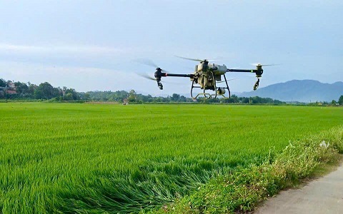 Xã Bình Phú phun thuốc phòng trừ sâu bệnh vụ Mùa 2025 bằng thiết bị bay không người lái (UAV).