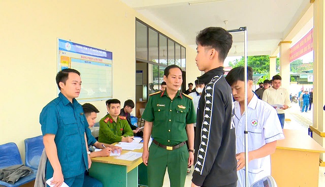 Thanh niên xã Bình Phú hăng hái khám sức khoẻ, viết đơn tình nguyện nhập ngũ.