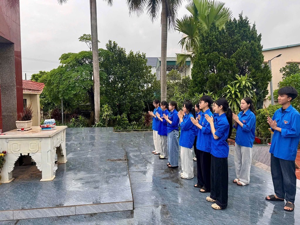 ĐOÀN THANH NIÊN XÃ BÌNH PHÚ TỔ CHỨC DỌN DẸP VỆ SINH NGHĨA TRANG LIỆT SỸ TRÊN ĐỊA BÀN.