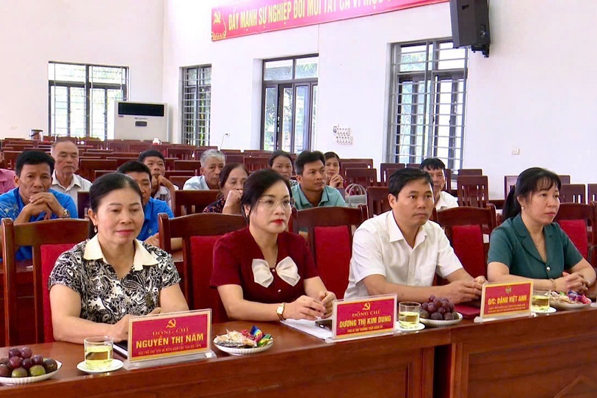 Hội Nông dân xã Bình Phú ra mắt Tổ hội Nông dân nghề nghiệp và giải ngân Dự án chăn nuôi lợn nái sinh sản.