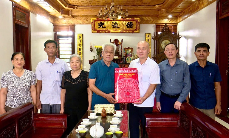 Đồng chí Nguyễn Hồng Phong - Bí thư Đảng ủy xã Bình Phú thăm, tặng quà người có công với cách mạng.