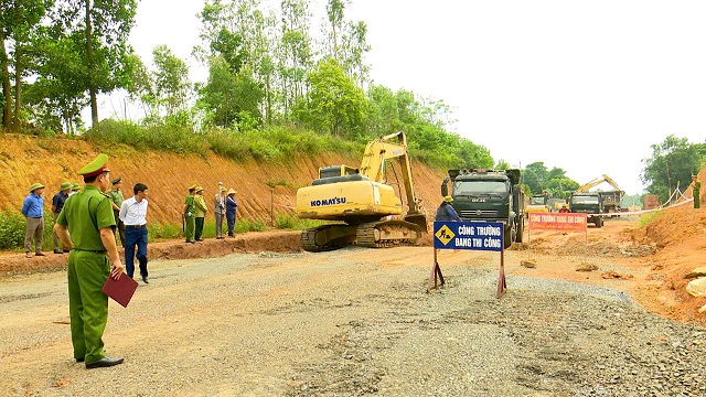 Xã Bình Phú bảo vệ thi công thực hiện dự án Cải tạo, gia cố và nâng cấp đường Âu Cơ (giai đoạn I), đoạn qua xã An Đạo Cũ.