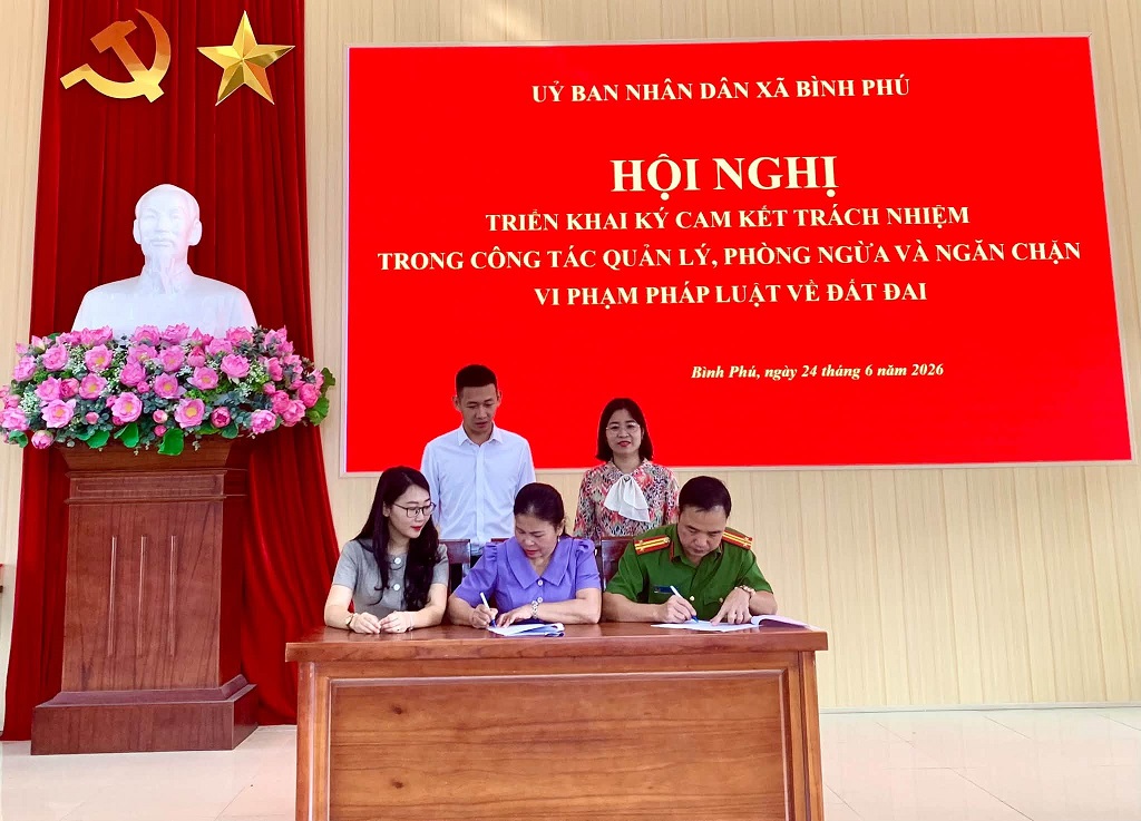 UBND xã Bình Phú tổ chức hội nghị triển khai ký cam kết trách nhiệm trong công tác quản lý, phòng ngừa, phát hiện và ngăn chặn vi phạm pháp luật về đất đai; tập huấn, quán triệt công tác rà soát hộ nghèo, hộ cận nghèo năm 2026